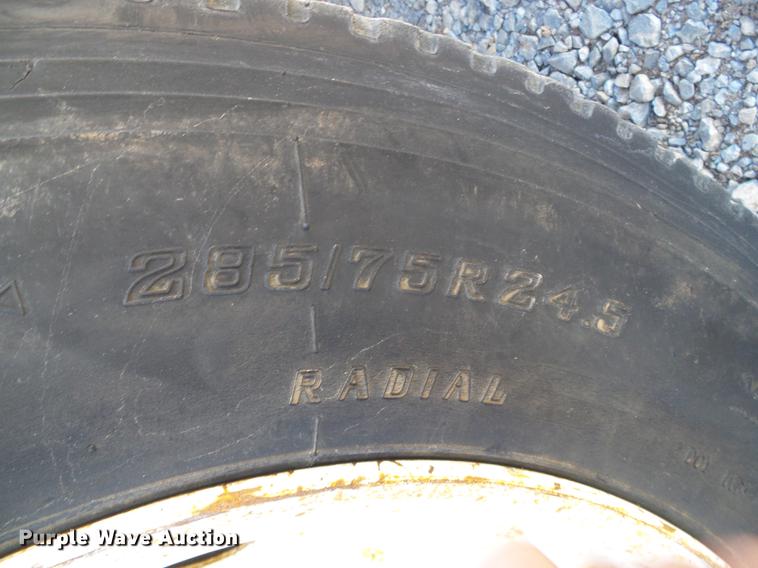 image for item DF2856 2005 Peterbilt 379 semi truck