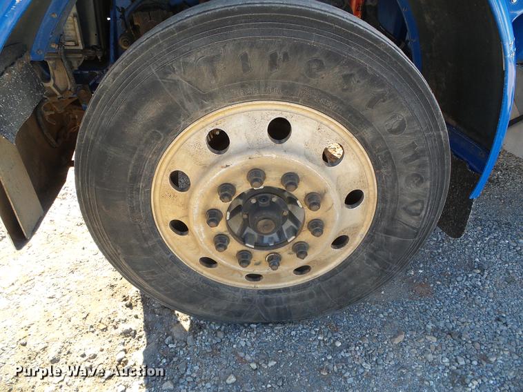 image for item DF2856 2005 Peterbilt 379 semi truck