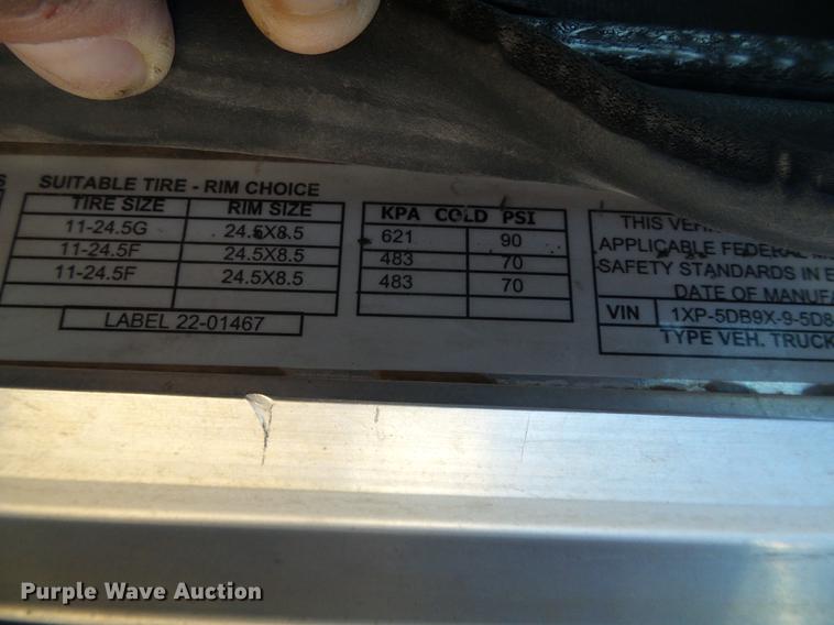 image for item DF2856 2005 Peterbilt 379 semi truck