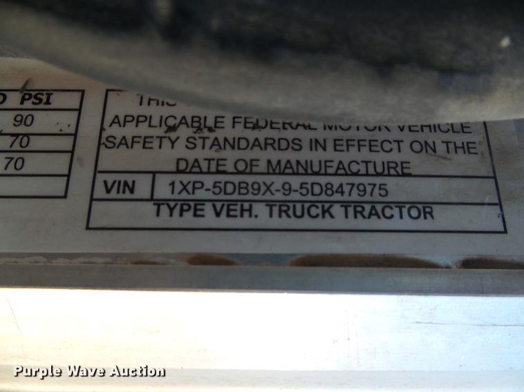 image for item DF2856 2005 Peterbilt 379 semi truck