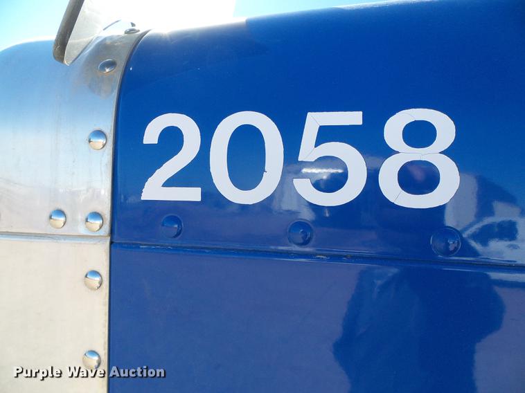 image for item DF2856 2005 Peterbilt 379 semi truck