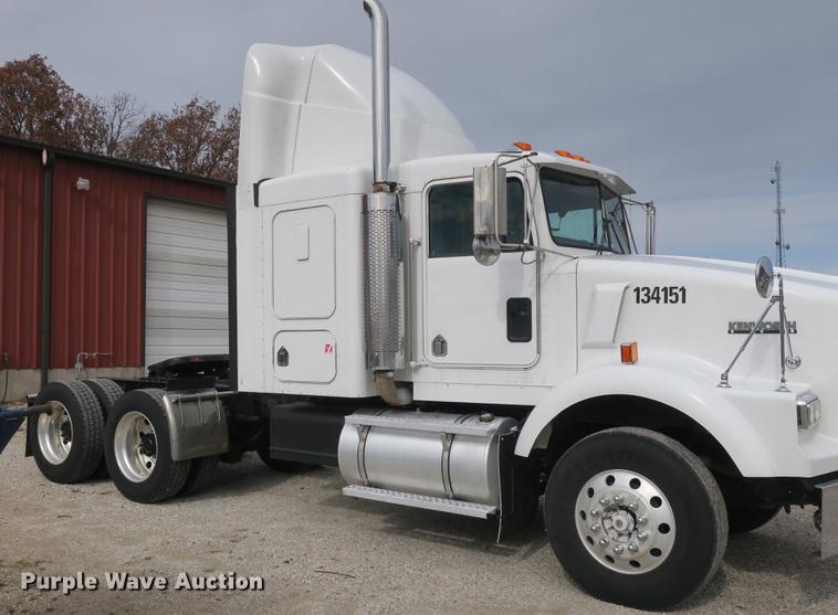 image for item EA9251 2000 Kenworth T800 semi truck