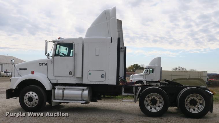 image for item EA9251 2000 Kenworth T800 semi truck