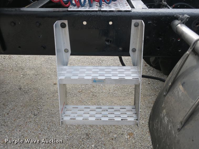 image for item EA9251 2000 Kenworth T800 semi truck