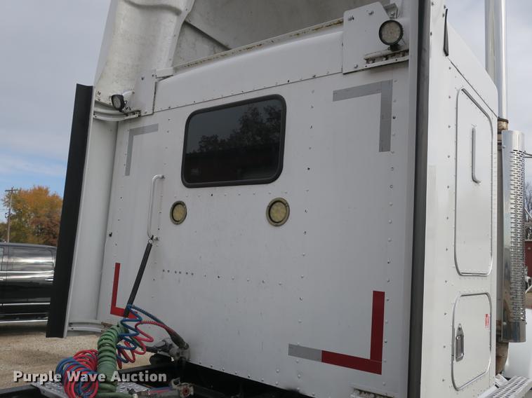 image for item EA9251 2000 Kenworth T800 semi truck