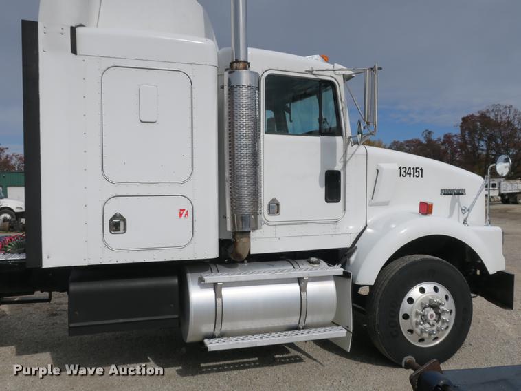 image for item EA9251 2000 Kenworth T800 semi truck