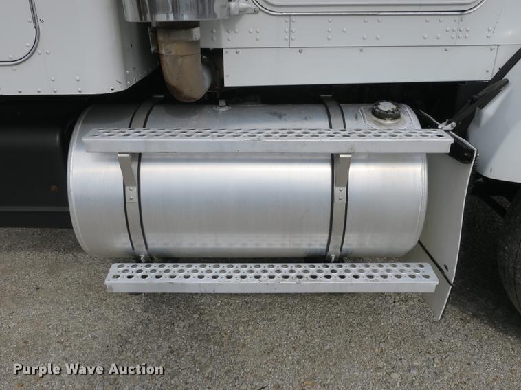 image for item EA9251 2000 Kenworth T800 semi truck