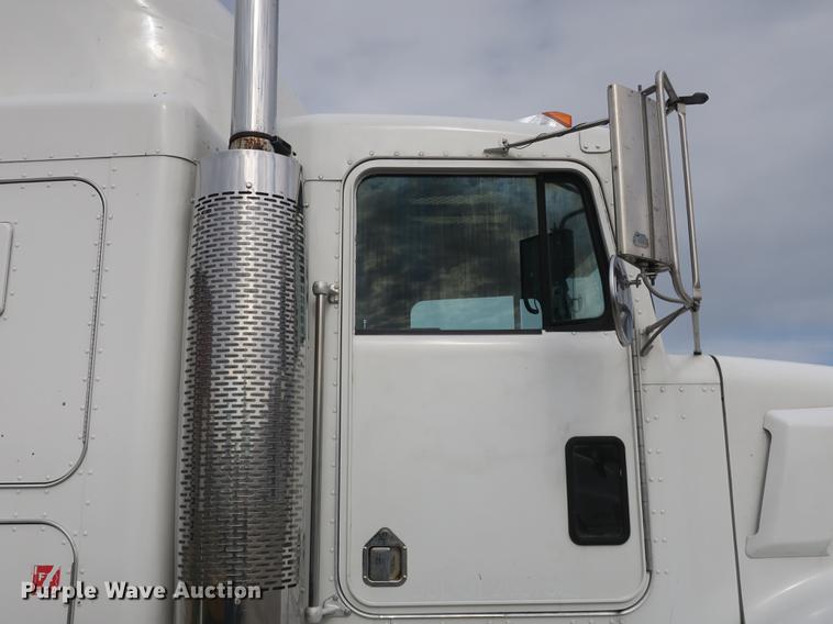 image for item EA9251 2000 Kenworth T800 semi truck