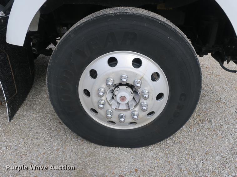 image for item EA9251 2000 Kenworth T800 semi truck