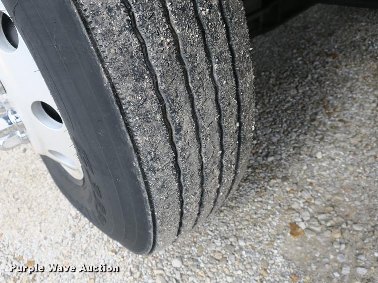 image for item EA9251 2000 Kenworth T800 semi truck