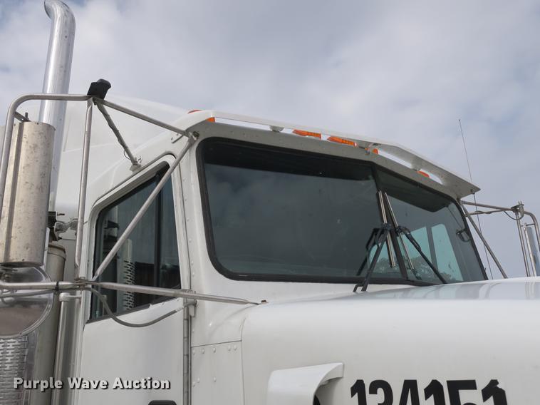 image for item EA9251 2000 Kenworth T800 semi truck