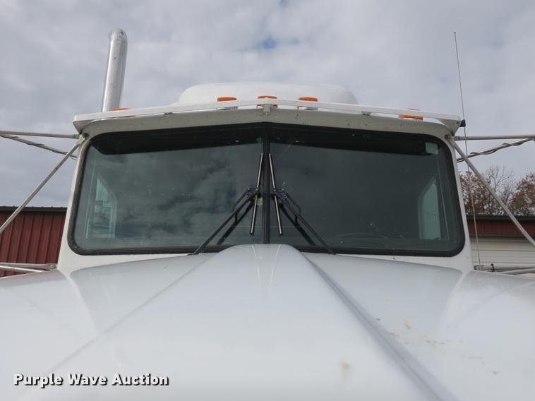 image for item EA9251 2000 Kenworth T800 semi truck
