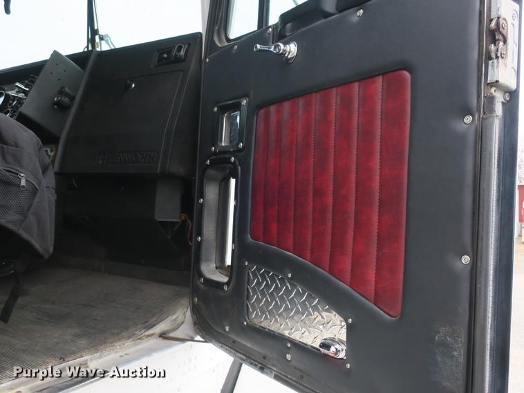 image for item EA9251 2000 Kenworth T800 semi truck