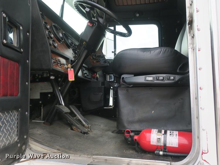 image for item EA9251 2000 Kenworth T800 semi truck