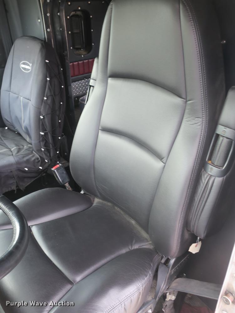 image for item EA9251 2000 Kenworth T800 semi truck