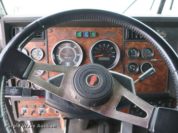 image for item EA9251 2000 Kenworth T800 semi truck
