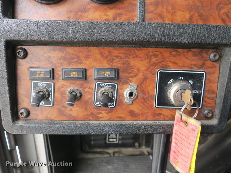 image for item EA9251 2000 Kenworth T800 semi truck