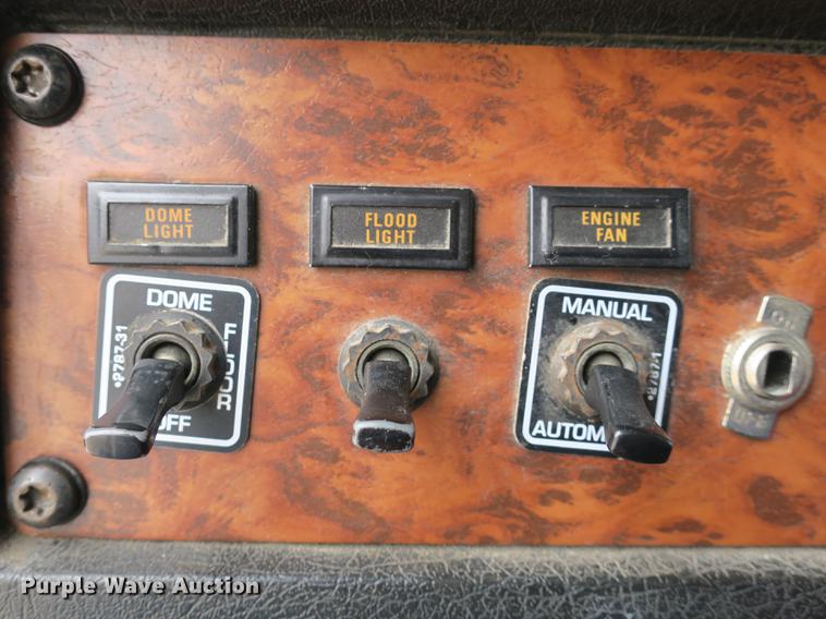 image for item EA9251 2000 Kenworth T800 semi truck