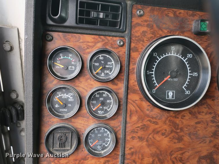 image for item EA9251 2000 Kenworth T800 semi truck