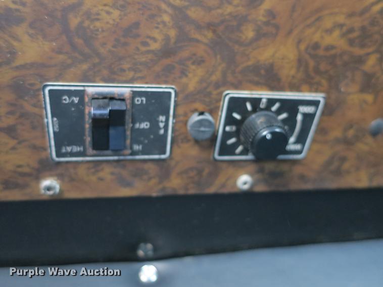 image for item EA9251 2000 Kenworth T800 semi truck