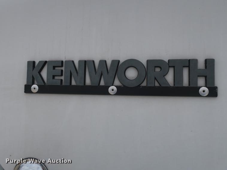 image for item EA9251 2000 Kenworth T800 semi truck
