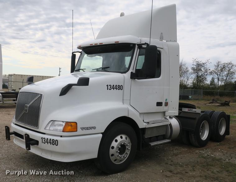 image for item EA9252 1998 Volvo VN semi truck