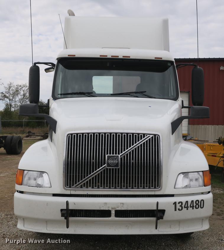 image for item EA9252 1998 Volvo VN semi truck