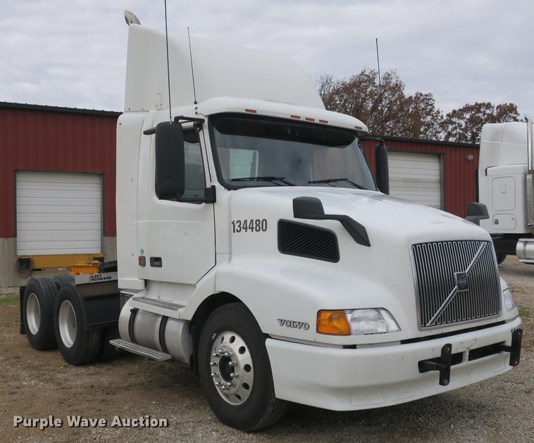 image for item EA9252 1998 Volvo VN semi truck