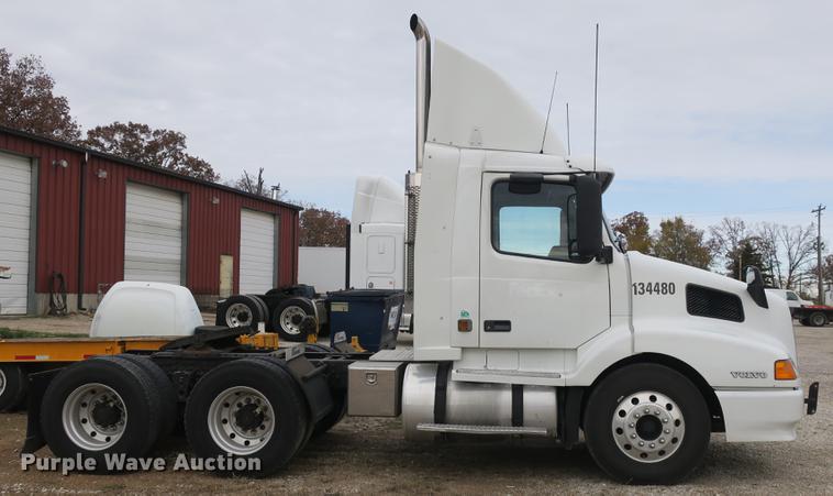 image for item EA9252 1998 Volvo VN semi truck