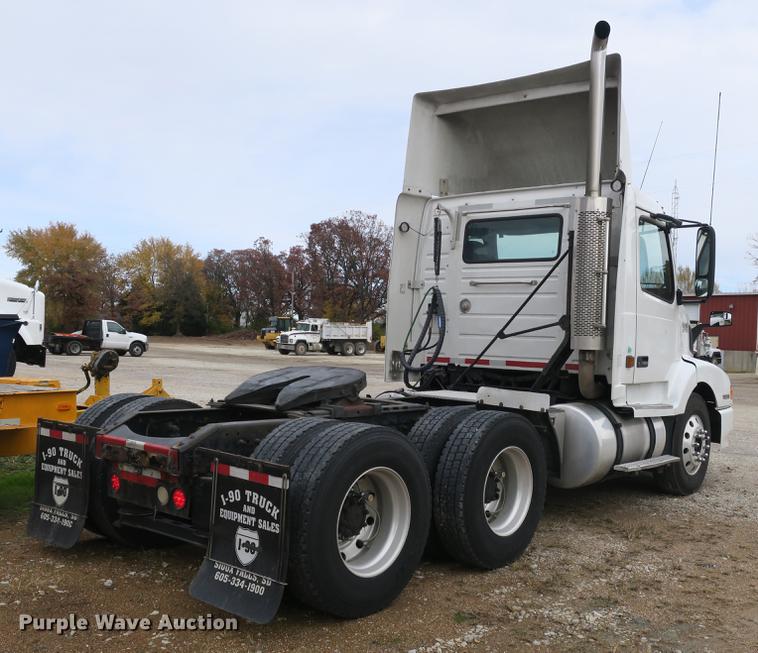 image for item EA9252 1998 Volvo VN semi truck