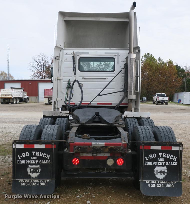 image for item EA9252 1998 Volvo VN semi truck