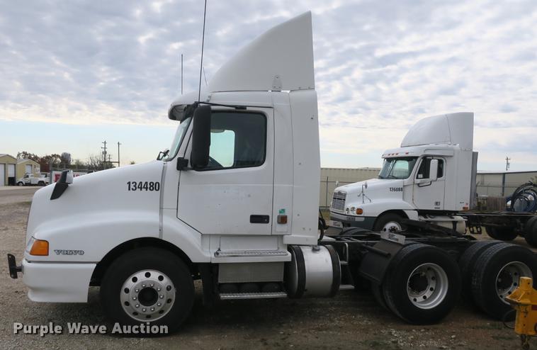 image for item EA9252 1998 Volvo VN semi truck