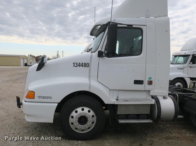 image for item EA9252 1998 Volvo VN semi truck