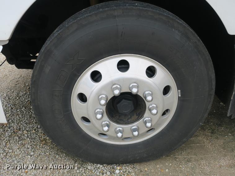 image for item EA9252 1998 Volvo VN semi truck