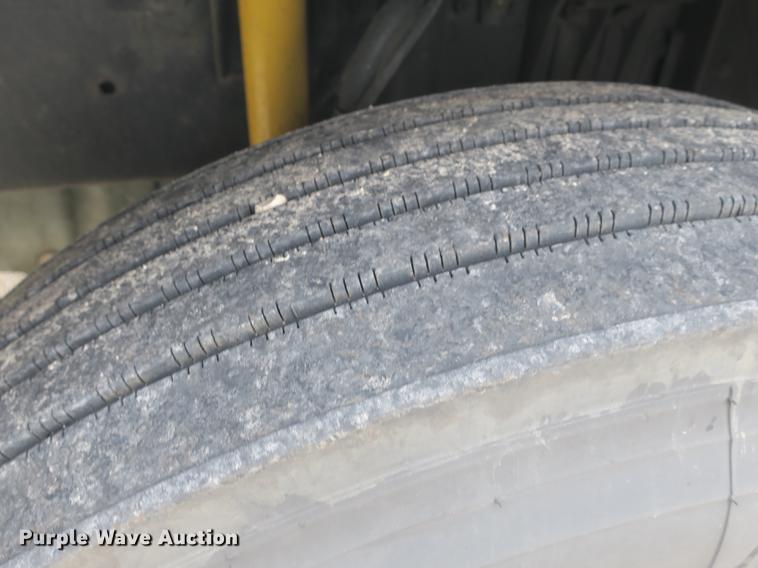 image for item EA9252 1998 Volvo VN semi truck