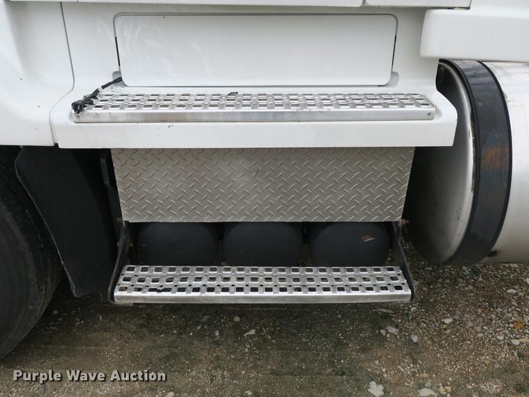 image for item EA9252 1998 Volvo VN semi truck