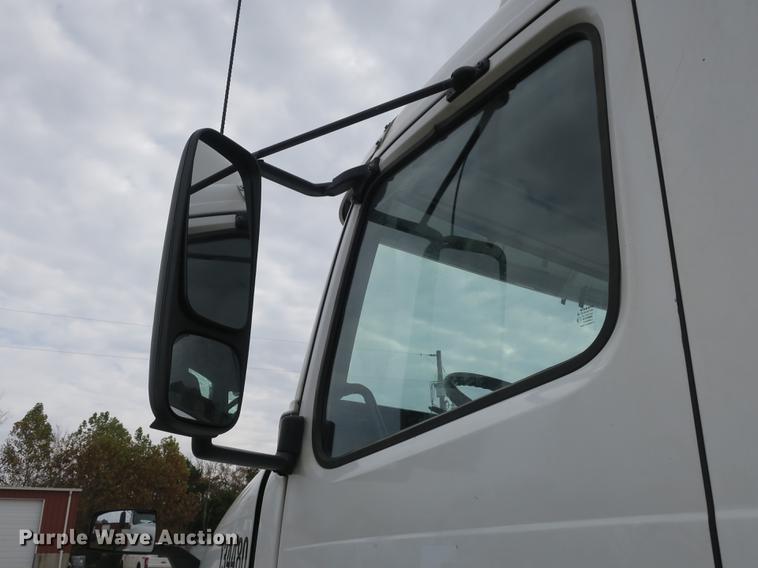 image for item EA9252 1998 Volvo VN semi truck