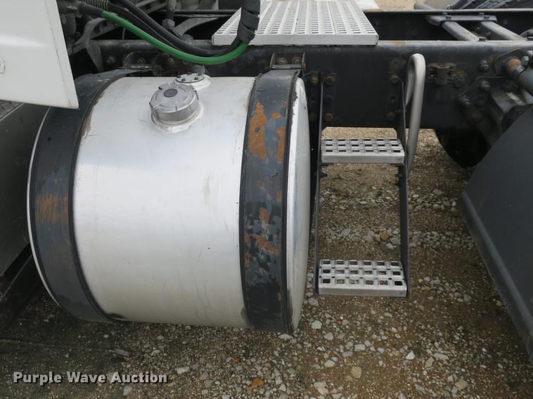 image for item EA9252 1998 Volvo VN semi truck