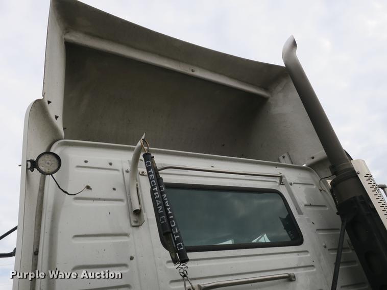 image for item EA9252 1998 Volvo VN semi truck