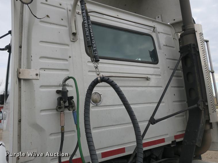 image for item EA9252 1998 Volvo VN semi truck