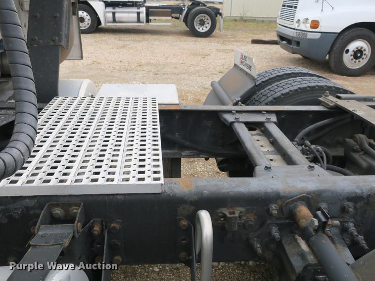 image for item EA9252 1998 Volvo VN semi truck