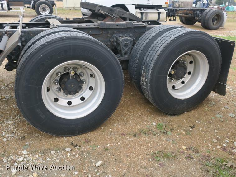 image for item EA9252 1998 Volvo VN semi truck