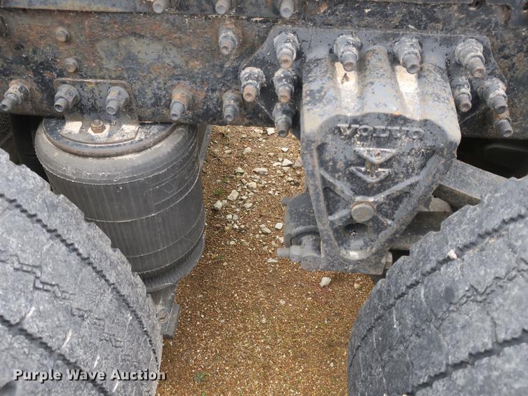 image for item EA9252 1998 Volvo VN semi truck