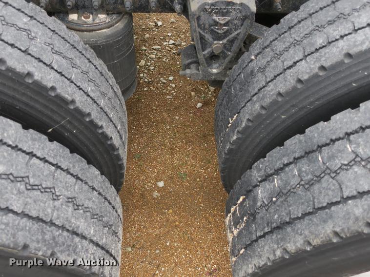 image for item EA9252 1998 Volvo VN semi truck