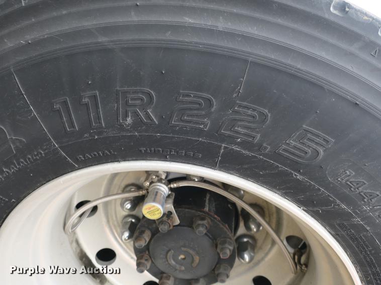 image for item EA9252 1998 Volvo VN semi truck