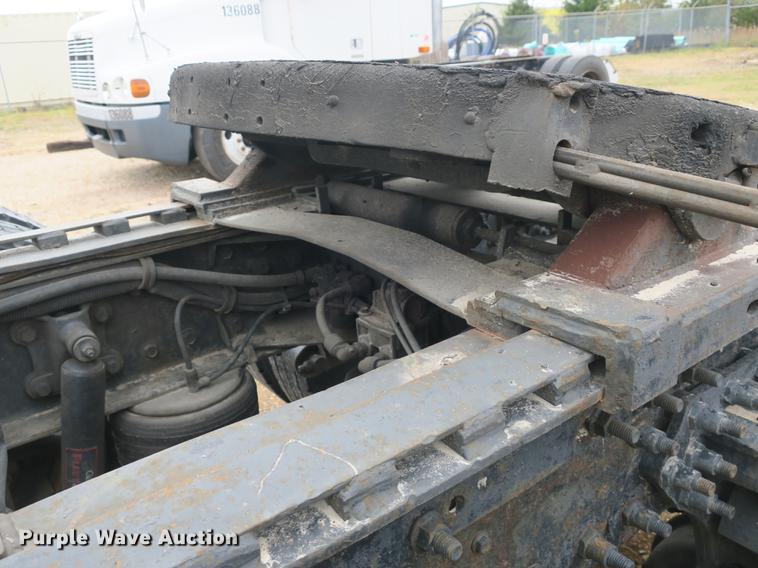 image for item EA9252 1998 Volvo VN semi truck