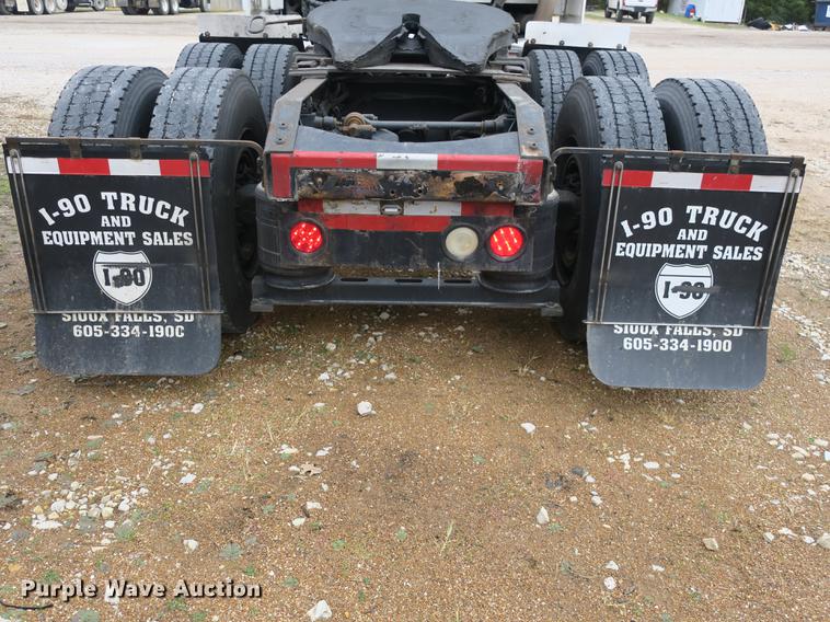 image for item EA9252 1998 Volvo VN semi truck