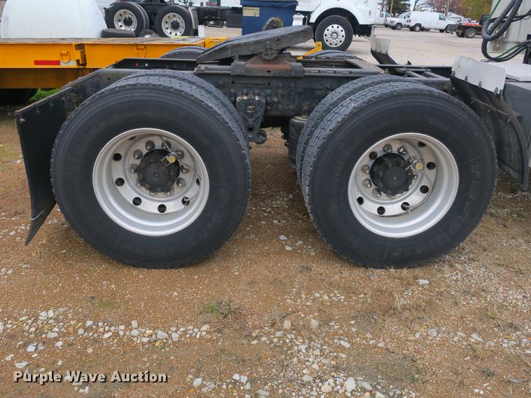 image for item EA9252 1998 Volvo VN semi truck