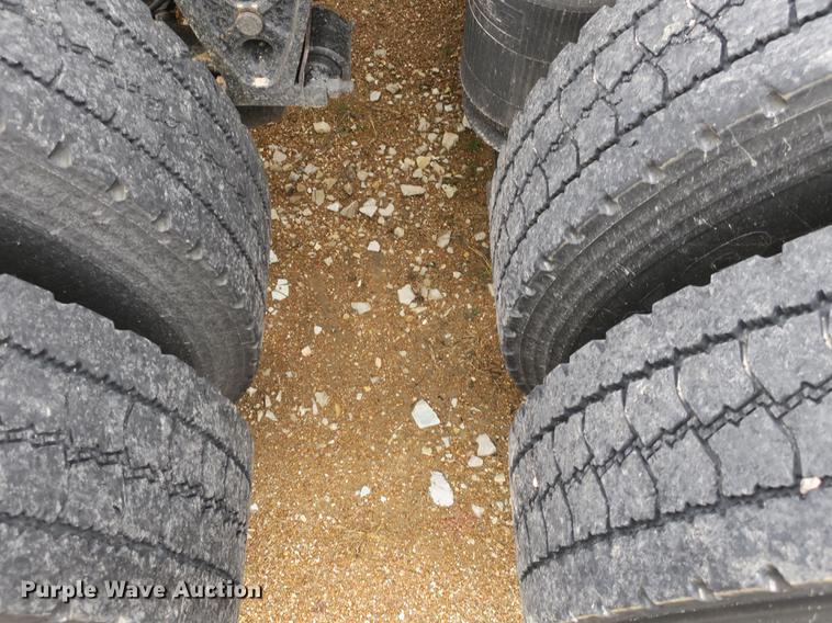 image for item EA9252 1998 Volvo VN semi truck