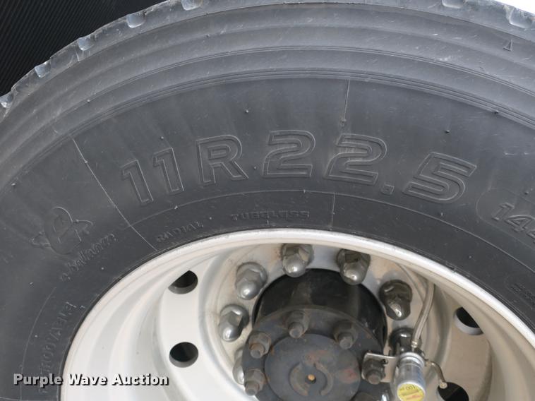 image for item EA9252 1998 Volvo VN semi truck